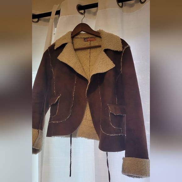 Women's jacket gently used anwell-maintained with no visible signs of wear. - Picture 1 of 3